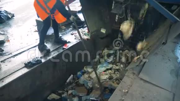 工人正在从运输皮带上清除不合适的垃圾视频的预览图