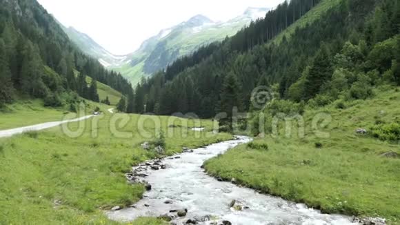 阿尔卑斯山区河流流经奥地利蒂罗尔州的施瓦扎赫塔尔河谷视频的预览图
