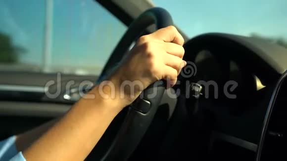 青少年手拿着黑色方向盘女孩不确定地开车视频的预览图