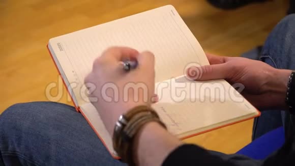 左撇子在会议上写在笔记本上视频的预览图