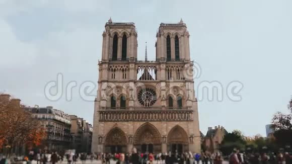 法国巴黎圣母院大教堂令人惊叹的时光流逝美丽的历史景观和建筑杰作视频的预览图