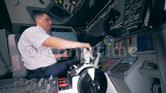 专业飞行员在飞行中移动控制轮和杠杆视频的预览图