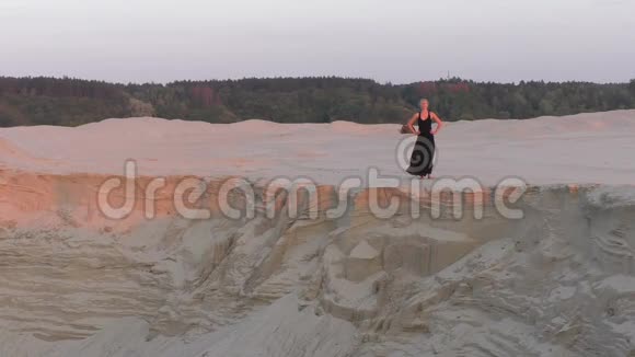 女人站在沙丘上视频的预览图