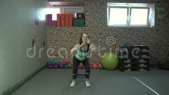 女健身教练在健身房展示一套练习视频的预览图