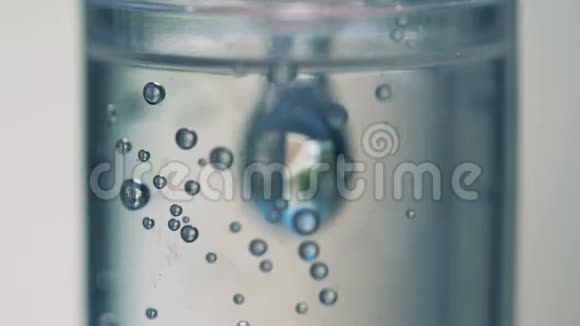 关闭液滴下落并设置在液滴计数器的墙壁上视频的预览图