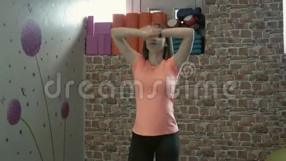 女健身教练在健身房展示一套练习视频的预览图