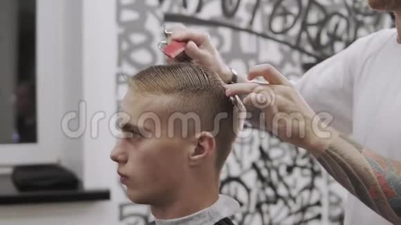 理发店理发理发师用剪刀剪客户的头发视频的预览图