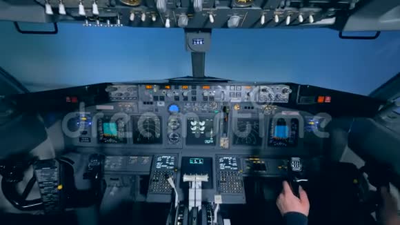 有飞行员和民用飞机的飞行模拟舱视频的预览图