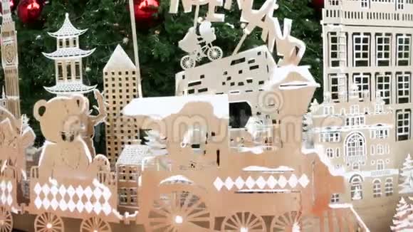 圣诞树用夹板装饰圣诞节期间各种胶合板饰品放置在绿色针叶树附近视频的预览图