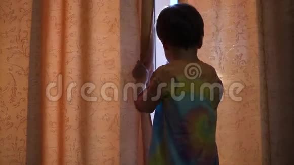 清晨孩子拉开窗帘阳光透过窗户日出视频的预览图