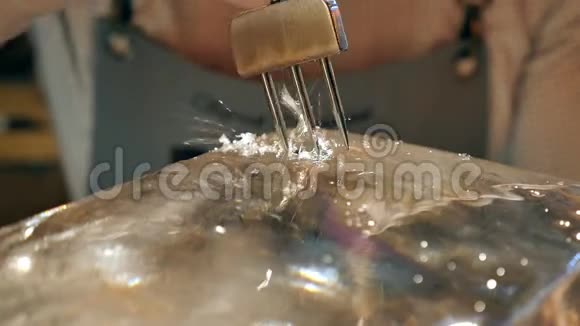 巴曼正在为酒吧的鸡尾酒做品牌冰视频的预览图