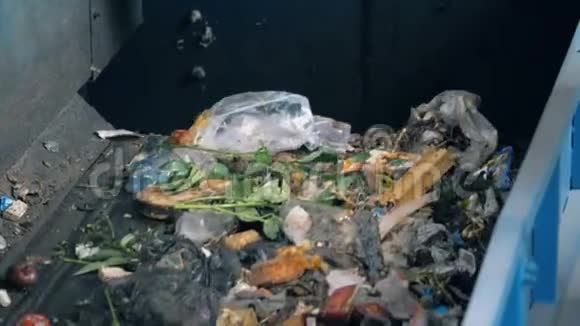 废物流正在从传送带上掉下来环境污染概念视频的预览图