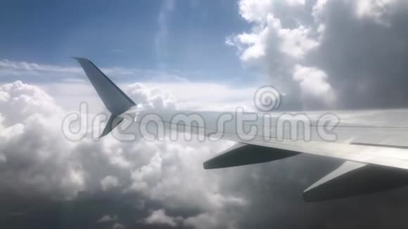 云层中的飞机机翼从飞机的窗口看视频的预览图