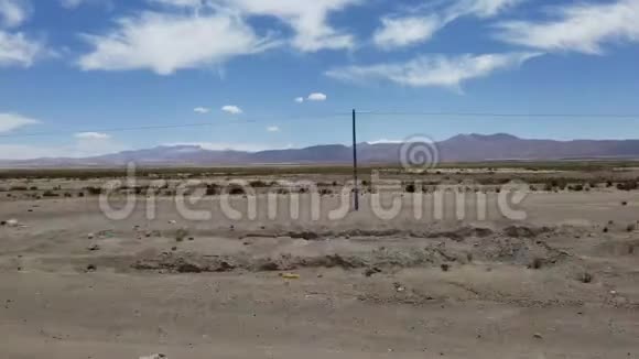 开车穿过玻利维亚乌尤尼郊区乌尤尼Salar附近的荒芜地形视频的预览图