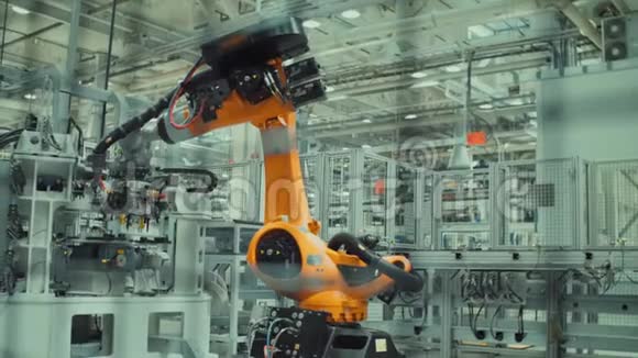 机器人手臂正在工厂工作视频的预览图