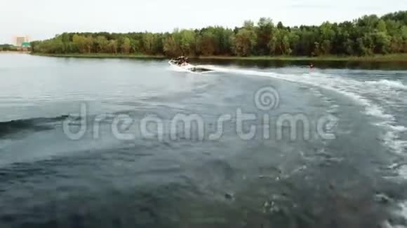 镜头跟在唤醒者冲浪后面水上极限运动视频的预览图