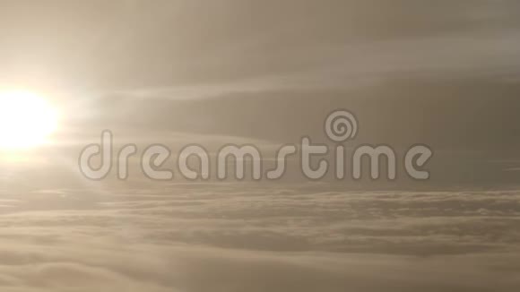 云上日出的空中景色视频的预览图
