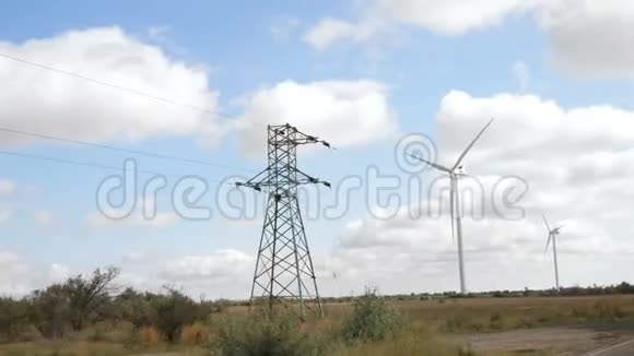 发电树线和天空线背景下的风能发电机视频的预览图