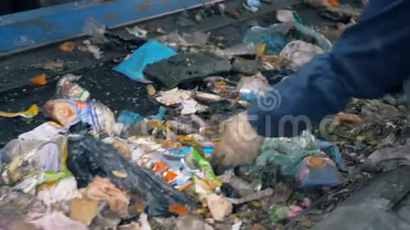 一个工厂工人正在清理垃圾废物回收工厂视频的预览图