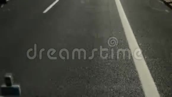 从高速公路上的汽车挡风玻璃上看有标记快速移动和模糊的焦点视频的预览图