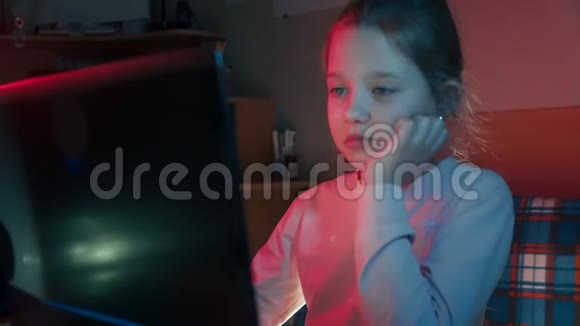 坐在电脑前的小女孩吓了一跳视频的预览图
