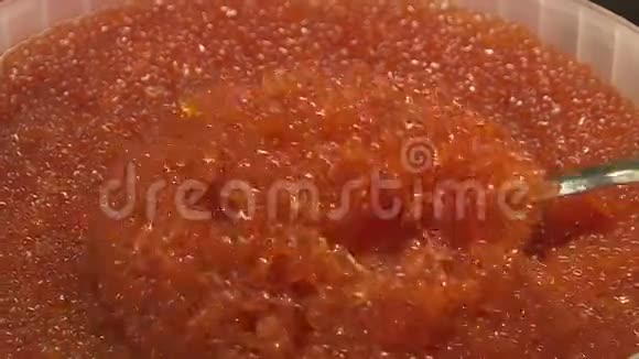 红鱼子酱特写鲑鱼ROE用勺子搅拌美味佳肴海鲜视频的预览图