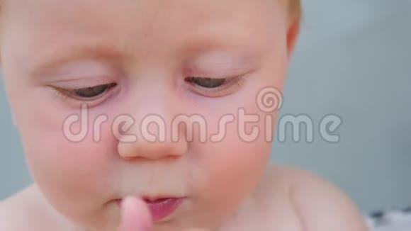 婴儿吃的固体食物第一次喂食视频的预览图
