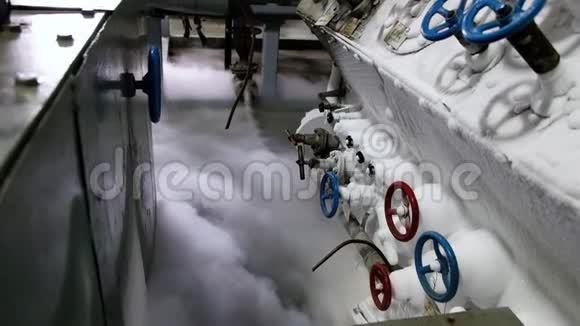 空气分离装置地板上的液氧液体气体工厂管道和阀门视频的预览图