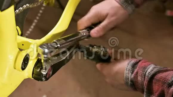 特写在一家自行车维修店师傅安装踏板后维修自行车修理视频的预览图