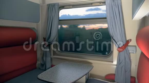 通过轿跑舱内部显示的列车运动过程快速列车内部视频的预览图
