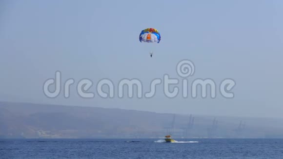 摩托艇将一个特殊的降落伞拖过海面视频的预览图