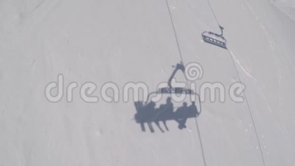 滑雪椅上雪的影子移动与滑雪者视频的预览图