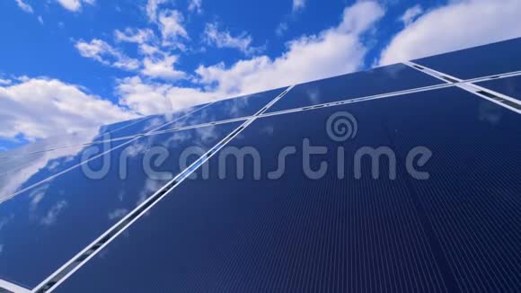 太阳能电池板的镜面反射出洁净的蓝天视频的预览图