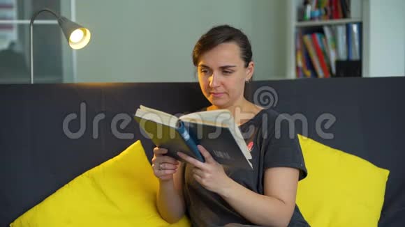 女人读她的书视频的预览图