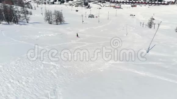 空中飞行无人机飞越一人滑雪在Sestriere滑雪场著名的冬季旅行目的地在意大利和欧洲视频的预览图
