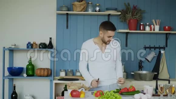 快乐的年轻夫妇在厨房有魅力的舞蹈男在早上女朋友来帮他做饭视频的预览图