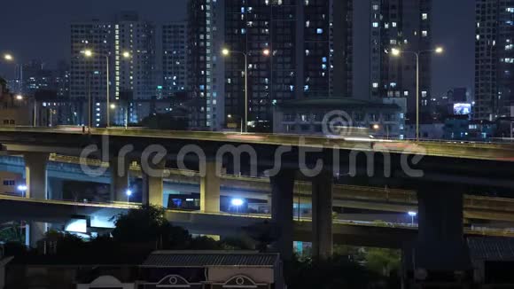 泰国曼谷现代住宅建筑背景下城市交通的光迹时间推移视频的预览图