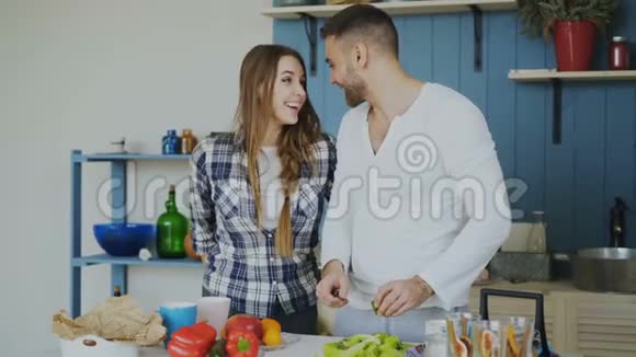 当他在家做早餐的时候一个迷人的女人笑着让他的男朋友吃惊视频的预览图