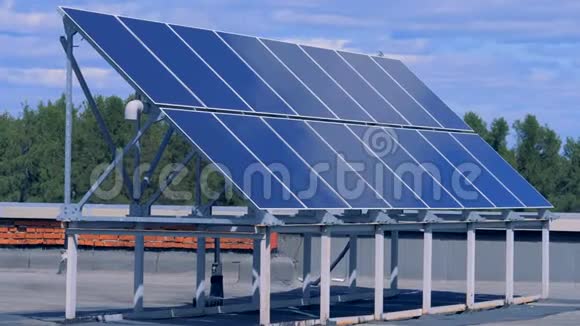 太阳能电池板安装在建筑物屋顶上视频的预览图