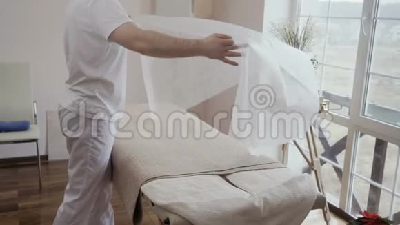 带一次性床单的医生套沙发视频的预览图