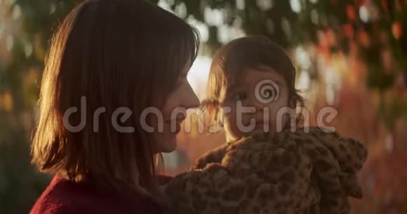 妈妈和宝贝女儿在秋天探索户外活动视频的预览图
