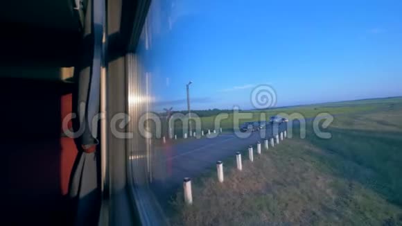 在火车车厢里穿过田野乘火车旅行的概念视频的预览图
