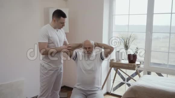 医生给老人做了有益的锻炼视频的预览图