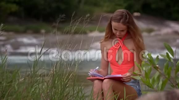 女孩与纸笔书对泡沫河视频的预览图