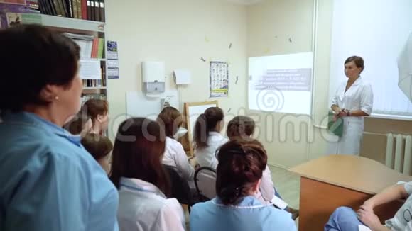 主任医师在诊所办公室讲课医务人员进行指导视频的预览图