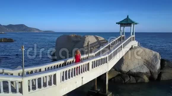海景中岩石间的白窗花石桥视频的预览图