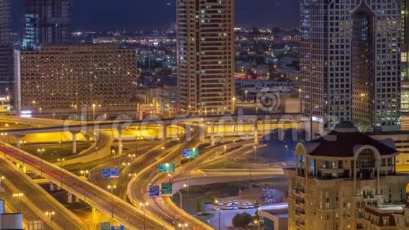 迪拜市区公路立交桥的鸟瞰图昼夜时间间隔视频的预览图