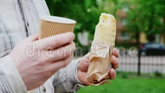 不健康的食物和匆忙手拿咖啡和三明治视频的预览图