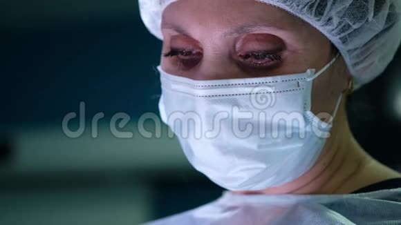把一个女医生的眼睛闭上外科手术中的女医生肖像视频的预览图