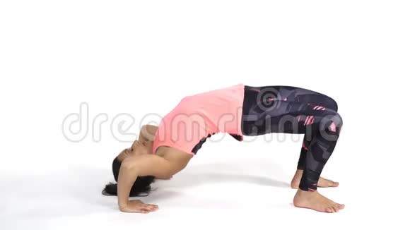 女人练瑜伽单腿轮椅视频的预览图